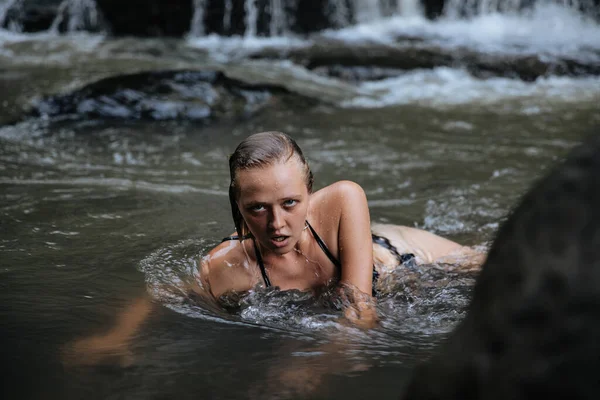 Meisje Blond Blogger Poseren Een Badpak Seksueel Bij Een Wilde — Stockfoto