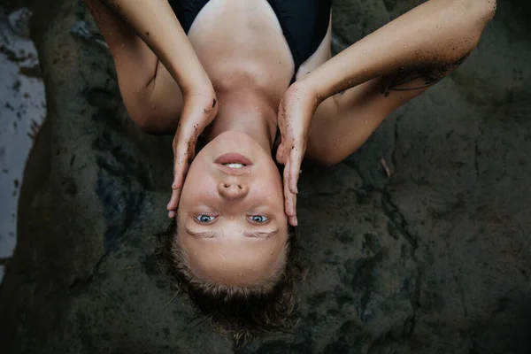 Dziewczyna Blondynka Bloger Pozowanie Strój Kąpielowy Seksualnie Dziki Wodospad Podczas — Zdjęcie stockowe
