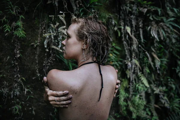 Chica Rubia Blogger Posando Traje Baño Sexualmente Una Cascada Salvaje —  Fotos de Stock