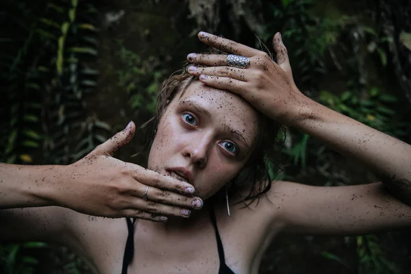 Flicka Blond Bloggare Poserar Baddräkt Sexuellt Vid Ett Vilt Vattenfall — Stockfoto