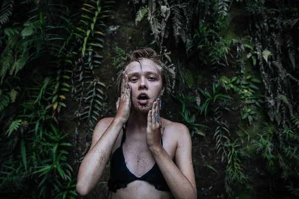 Блондинка Блогер Малює Купальнику Під Час Подорожі Індонезії Острові Балі — стокове фото