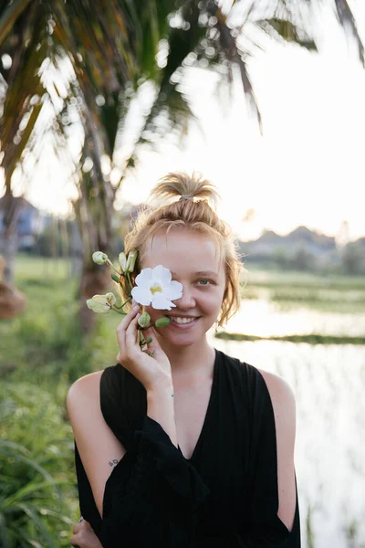 Meisje Blond Blogger Doen Yoga Meditatie Een Rijstveld Poseren Met — Stockfoto