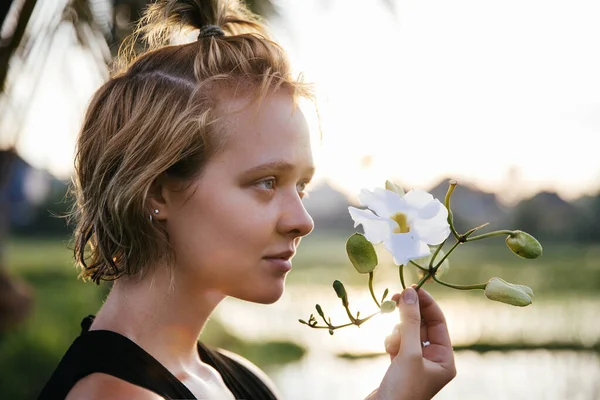 Dívka Blondýny Blogger Dělá Jógu Meditace Rýžovém Poli Pózování Bílou — Stock fotografie