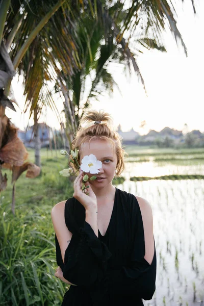 Meisje Blond Blogger Doen Yoga Meditatie Een Rijstveld Poseren Met — Stockfoto
