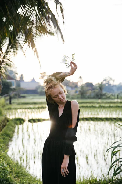 Blond Blogger Meisje Doen Yoga Meditatie Een Rijstveld Tijdens Het — Stockfoto