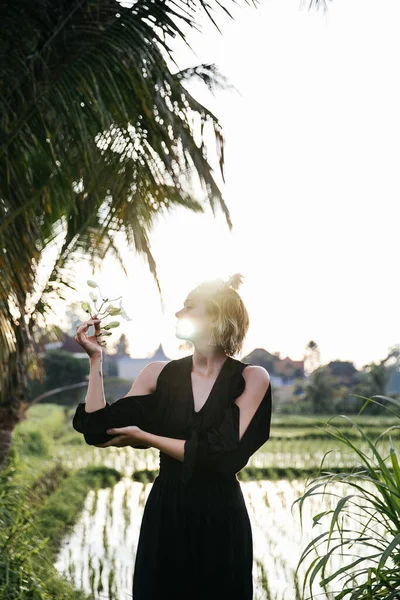 Blonde Blogger Girl Doing Yoga Meditation Rice Field While Traveling — Stock Photo, Image