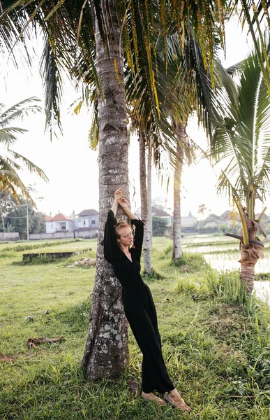 Bionda Blogger Che Yoga Meditazione Una Risaia Mentre Viaggia Indonesia — Foto Stock