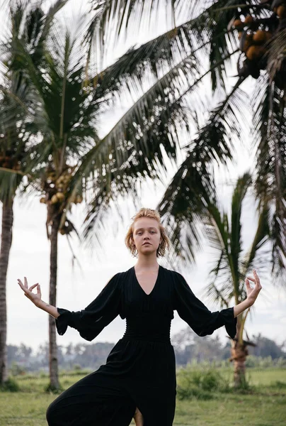 Bionda Blogger Che Yoga Meditazione Una Risaia Mentre Viaggia Indonesia — Foto Stock