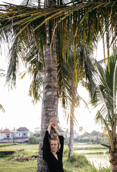Blond Blogger Meisje Doen Yoga Meditatie Een Rijstveld Tijdens Het — Stockfoto