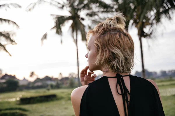 Blond Blogger Meisje Doen Yoga Meditatie Een Rijstveld Tijdens Het — Stockfoto