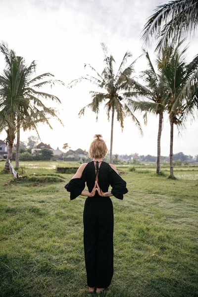 Blond Blogger Meisje Doen Yoga Meditatie Een Rijstveld Tijdens Het — Stockfoto