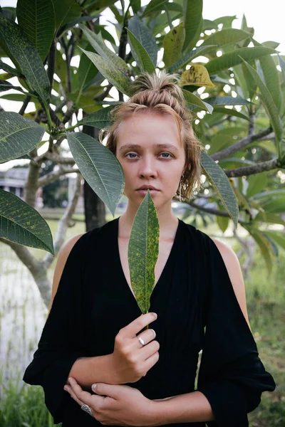 Blondynka Blogger Dziewczyna Robi Jogę Medytacji Polu Ryżu Podczas Podróży — Zdjęcie stockowe