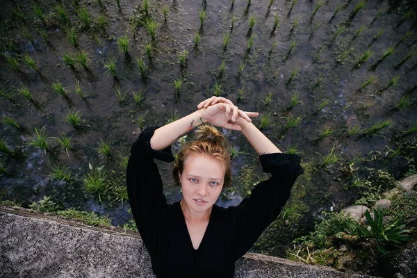 Blonde Blogger Girl Doing Yoga Meditation Rice Field While Traveling — Stock Photo, Image