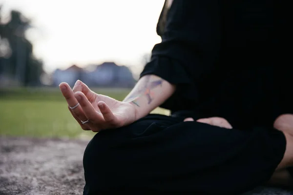Bloguera Rubia Haciendo Yoga Meditación Campo Arroz Mientras Viaja Indonesia — Foto de Stock