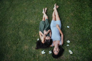 Endonezya 'nın egzotik adasında tatil yapan iki kız kardeş, gülümsüyor ve sarılıyorlar.