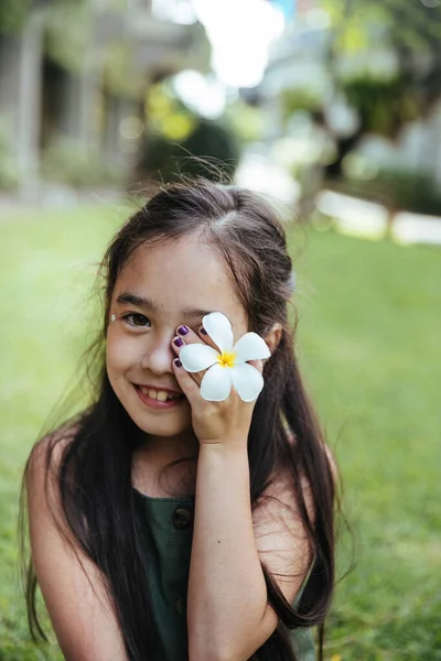 Chica Asiática Vestido Verde Con Una Flor Sus Manos Exótica —  Fotos de Stock