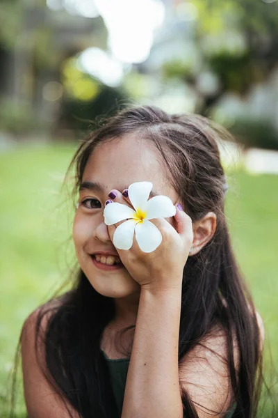 Asiatisk Flicka Grön Klänning Med Blomma Händerna Den Exotiska Bali — Stockfoto