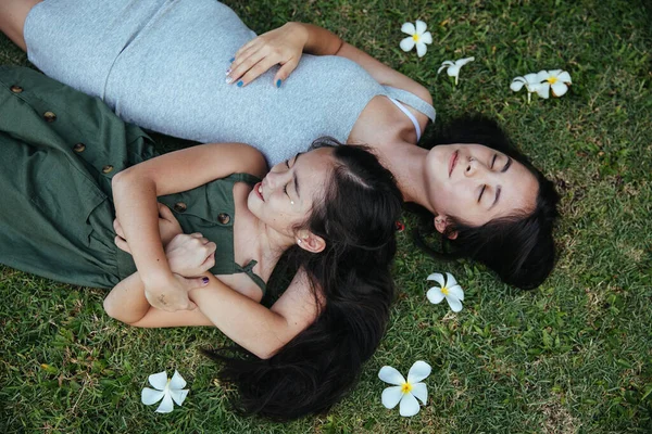 Duas Irmãs Férias Ilha Exótica Bali Indonésia Sorrindo Abraçando — Fotografia de Stock