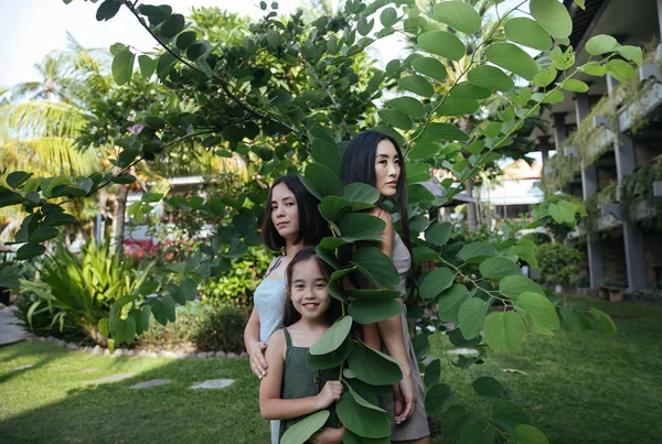 Three Happy Asian Women Mother Two Sisters Vacation Exotic Island — Stock Photo, Image