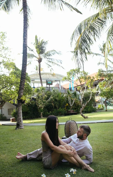Ευτυχισμένη Οικογένεια Ερωτευμένοι Σύζυγοι Διακοπές Στο Εξωτικό Νησί Του Μπαλί — Φωτογραφία Αρχείου
