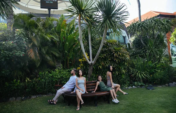 Feliz Asiático Familia Abrazos Tener Divertido Pero Relajante Vacaciones Bali — Foto de Stock