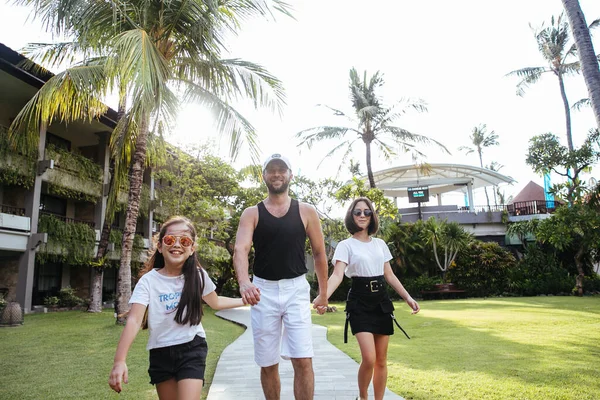 인도네시아 발리의 이국적 섬에서 휴가를 보내고 아버지와 여동생들 미소짓고 껴안고 — 스톡 사진