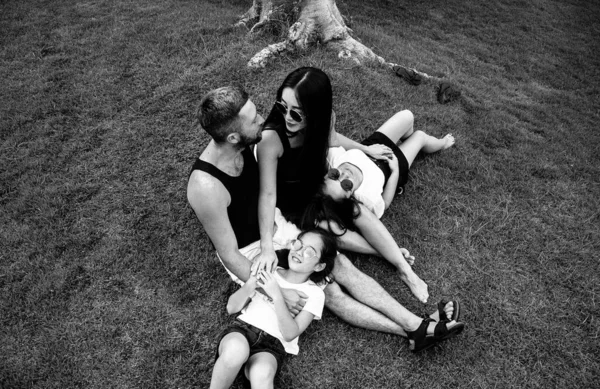 Szczęśliwy Azjatycki Rodzina Przytulanie Zabawy Ale Relaksujące Wakacje Wyspie Bali — Zdjęcie stockowe