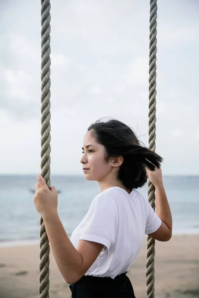 Söt Liten Asiatisk Flicka Rida Gunga Och Kul Stranden Nära — Stockfoto
