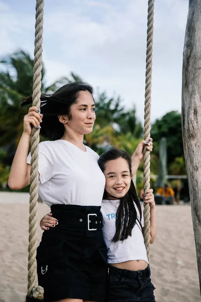 Lindo Asiático Niñas Novias Hermanas Paseo Columpio Divertirse Playa Cerca — Foto de Stock