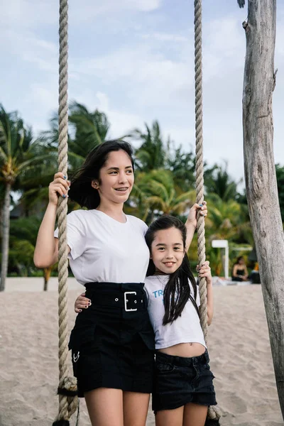 Bonito Asiático Meninas Namoradas Irmãs Passeio Balanço Divirta Praia Perto — Fotografia de Stock