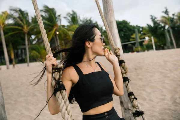 Stijlvol Koppel Rijden Een Schommel Plezier Hebben Het Strand Bij — Stockfoto