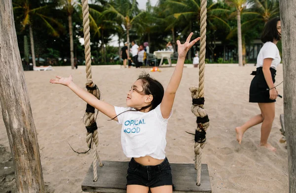 Schattig Klein Aziatisch Meisje Hebben Plezier Het Strand Buurt Van — Stockfoto