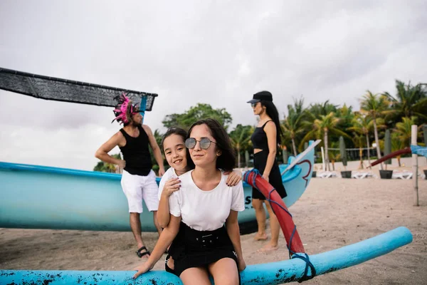 Feliz Asiático Familia Abrazos Tener Divertido Pero Relajante Vacaciones Bali — Foto de Stock