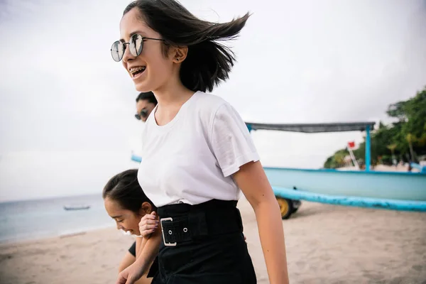 Dos Hermanas Vacaciones Exótica Isla Bali Indonesia Sonriendo Abrazándose — Foto de Stock