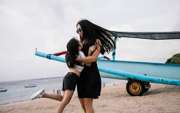 Familia Feliz Divirtiéndose Abrazándose Vacaciones Playa Bali Indonesia —  Fotos de Stock