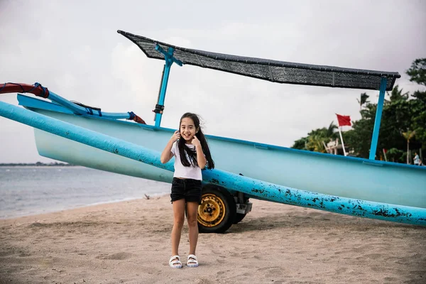 Lindo Asiático Posando Por Azul Barco Pesca — Foto de Stock