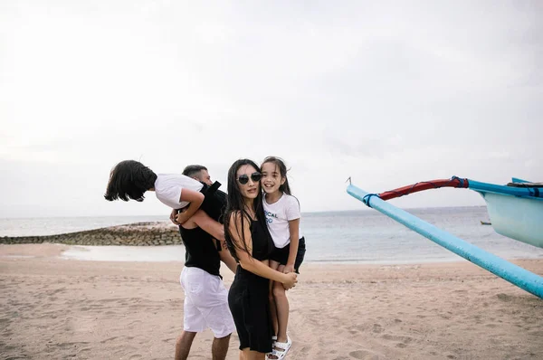 Szczęśliwy Azjatycki Rodzina Przytulanie Zabawy Ale Relaksujące Wakacje Wyspie Bali — Zdjęcie stockowe