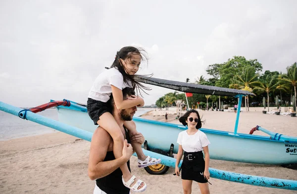 Happy Asian Family Hugging Having Fun Relaxing Holiday Bali Island — Stock Photo, Image