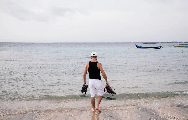印尼巴厘岛海滩上穿着黑白相间衣服的时尚男人 — 图库照片
