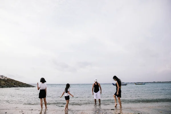 Gelukkig Aziatische Familie Knuffelen Plezier Hebben Maar Ontspannen Vakantie Bali — Stockfoto