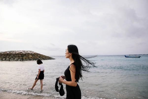 Gelukkig Aziatische Familie Moeder Dochter Knuffel Veel Plezier Een Wandeling — Stockfoto