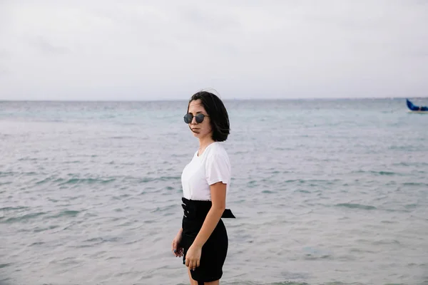 Linda Chica Asiática Divirtiéndose Playa Cerca Del Océano Isla Bali — Foto de Stock