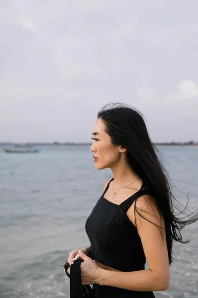 Mooie Aziatische Vrouw Het Strand Bij Oceaan Bali Eiland Indonesië — Stockfoto