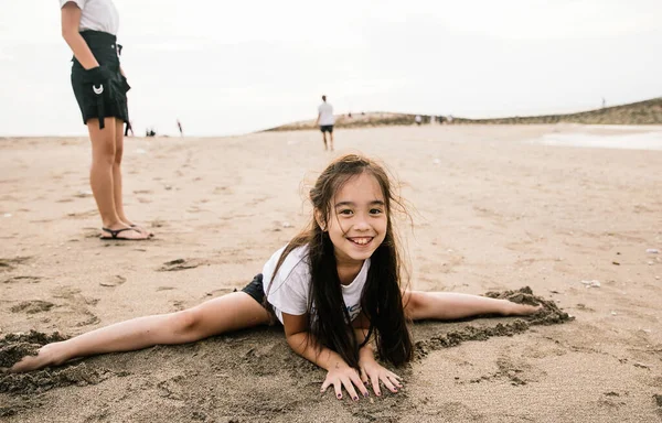 Χαριτωμένο Κορίτσι Από Την Ασία Κάνει Σπάγγο Στην Παραλία Στο — Φωτογραφία Αρχείου