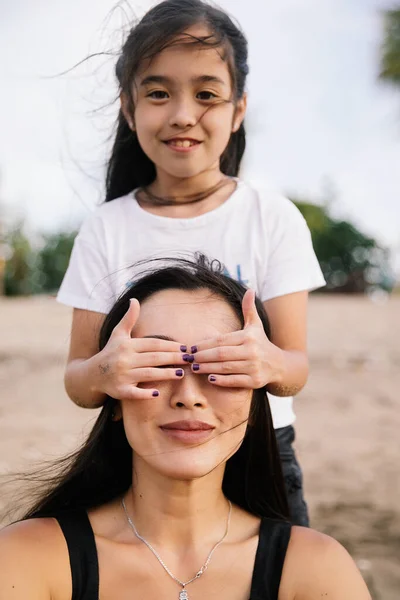 Ευτυχισμένη Ασιατική Οικογένεια Μαμά Και Κόρη Αγκαλιά Και Διασκεδάσουν Μια — Φωτογραφία Αρχείου
