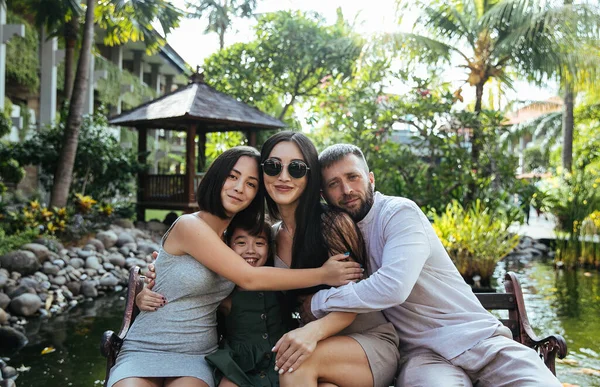 Feliz Asiático Família Abraçando Divertindo Mas Relaxando Férias Bali Ilha — Fotografia de Stock