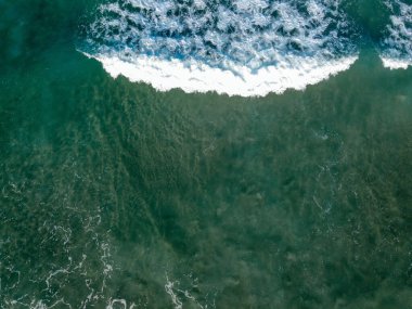 Endonezya 'daki Bali Adası cennet plajı, okyanus ve altın kum, insansız hava aracı fotoğrafı