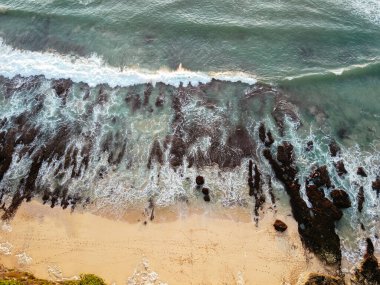 Endonezya 'daki Bali Adası cennet plajı, okyanus ve altın kum, insansız hava aracı fotoğrafı
