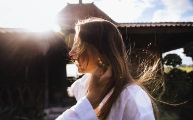 Birbirine aşık çiftler Endonezya 'nın egzotik adası Bali' de gün batımında nazikçe fotoğraf çektirirler.