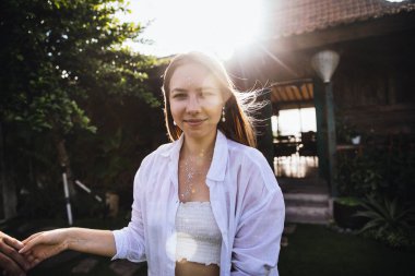 Endonezya 'nın egzotik adası Bali' de romantik bir yürüyüş yapan güzel kız.